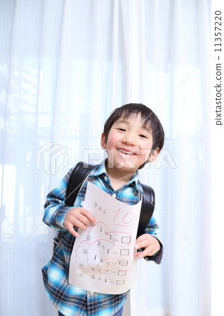 一個笑臉男孩拿著100分試紙 11357220