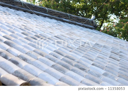 The old house of the tile roofing The old house of the tile roofing 11358053