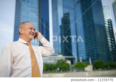 Businessman using phone 11359776