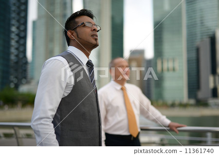 Businessman having discussion 11361740