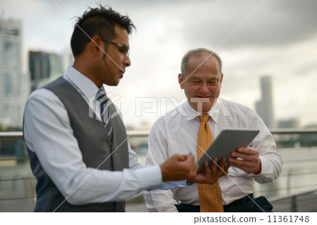 Businessman having discussion using tablet 11361748