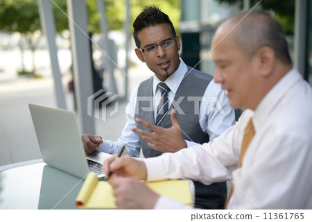 Businessman having discussion using computer 11361765