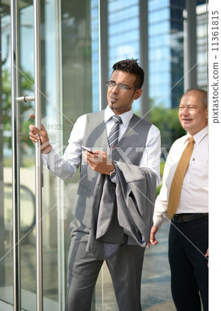Businessman having discussion 11361815