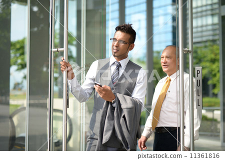 Businessman having discussion Businessman having discussion 11361816