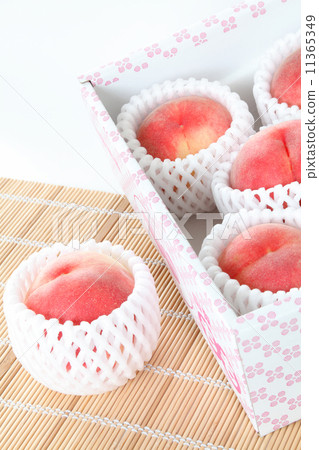 我會贈一個桃子。 11365349