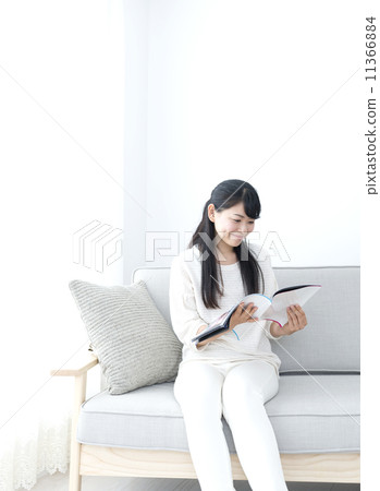 年輕的女士新建的生活方式輕鬆雜誌 年輕的女士新建的生活方式輕鬆雜誌 11366884