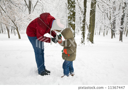 Family in winter park 11367447