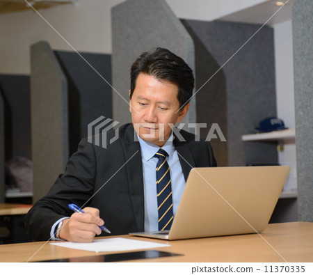 Taking notes 11370335