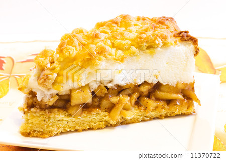 Homemade apple pie . 11370722