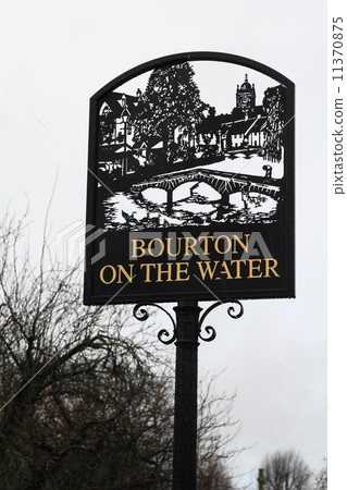 在水招牌英國的Bourton 在水招牌英國的Bourton 11370875