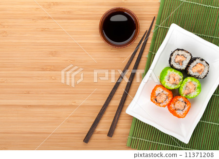 Colorful sushi maki with tobiko Colorful sushi maki with tobiko 11371208