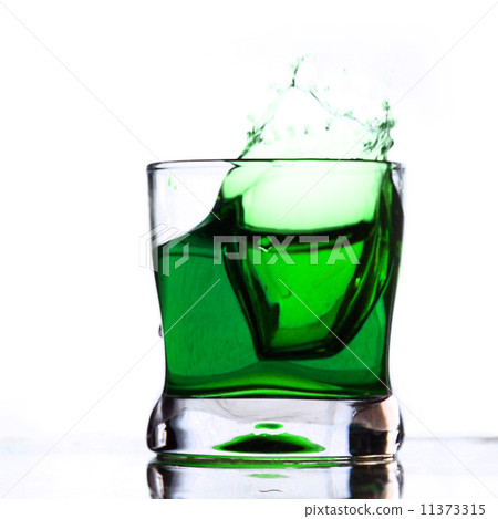 coctail drink splash 11373315