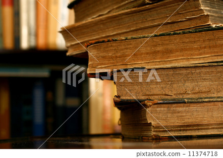 books on table books on table 11374718