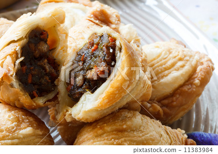 Pastry samosas 11383984
