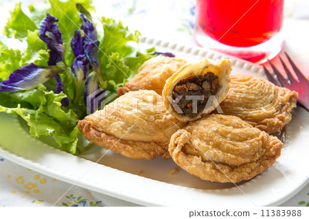 Pastry samosas 11383988