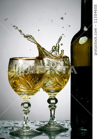 wine splash 11384608