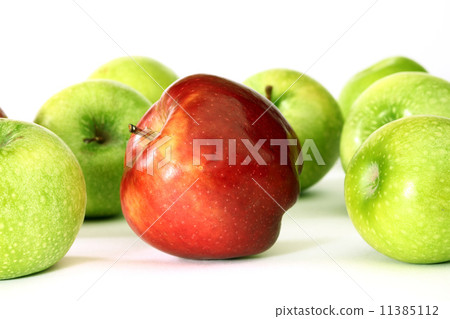red and green apples 11385112