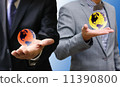 Businessman show the virtual world concept 11390800
