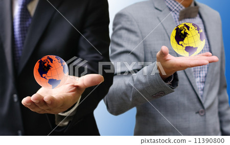 Businessman show the virtual world concept 11390800