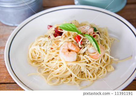 Chilli prawn spaghetti on wooden table in restaurant Chilli prawn spaghetti on wooden table in restaurant 11391191