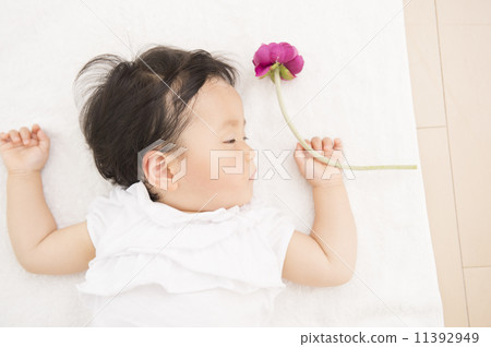 A sleeping baby 11392949