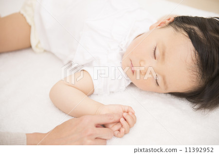 A sleeping baby 11392952