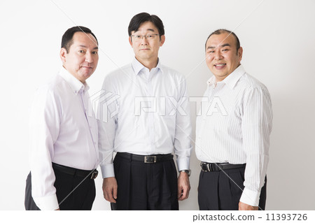 中間男性3人 11393726