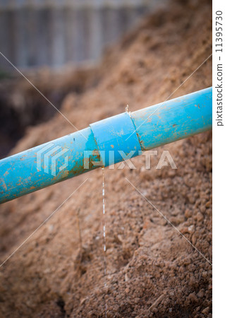 water pipe crack 11395730