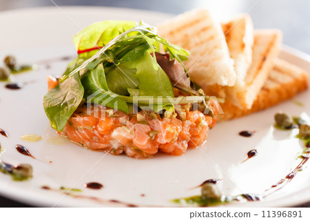 salmon tartare 11396891