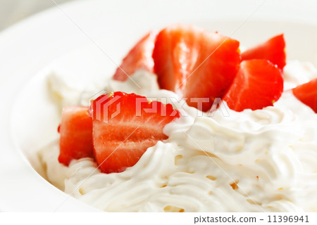 strawberries with cream 11396941
