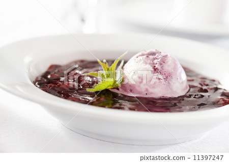 ice cream with sauce 11397247