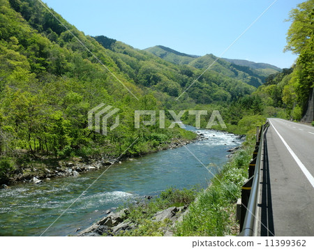 Deep green mountains and rivers 11399362