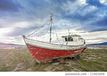 Old ship on a beach at sunset. 11401609