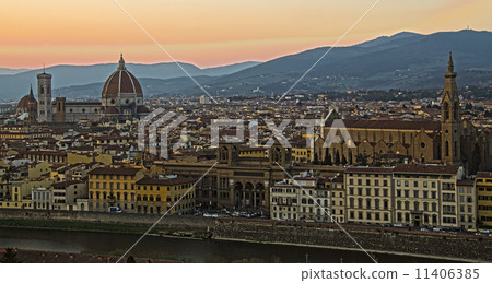 Beautiful sunset over the river Arno in Florence, Italy, 11406385