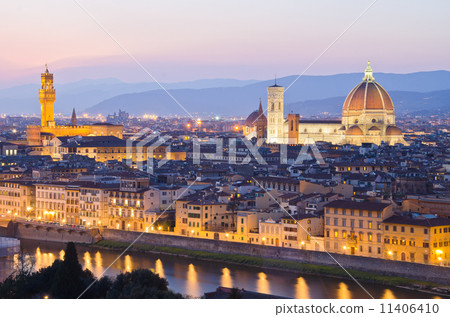 Beautiful sunset over the river Arno in Florence, Italy, Beautiful sunset over the river Arno in Florence, Italy, 11406410