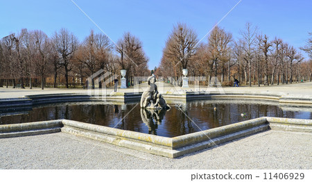 Park in Schonbrunn Palace, Vienna Park in Schonbrunn Palace, Vienna 11406929