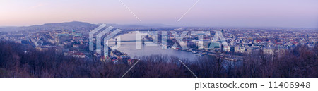 Panoramic view of Budapest, Hungary 11406948