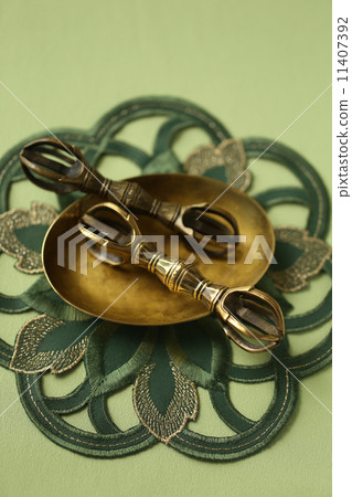 Five pieces 11407392