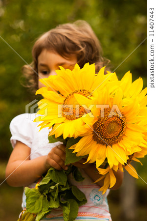 Girl in the garden 11407443