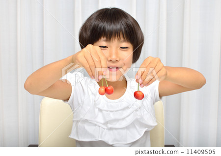 女孩吃櫻桃 11409505