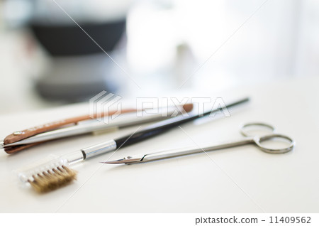 Eyebrow cut image 11409562