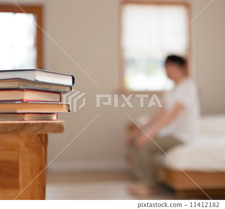 一個男人在房間裡看書。 一個男人在房間裡看書。 11412182