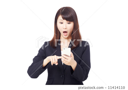 女商人驚訝與智能手機 11414110