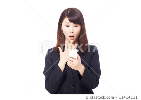 女商人驚訝與智能手機 11414111
