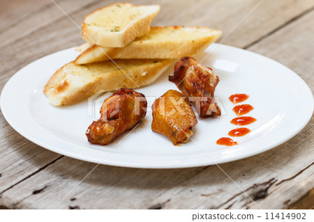 Fried chicken and garlic bread. Fried chicken and garlic bread. 11414902