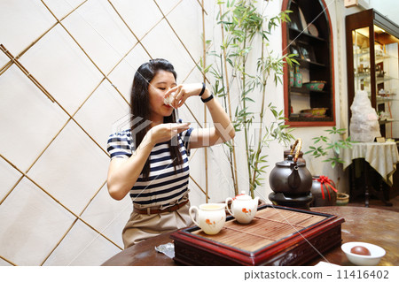 一個品嚐中國茶的女人 11416402