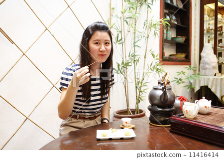 Women who eat sweets Women who eat sweets 11416414