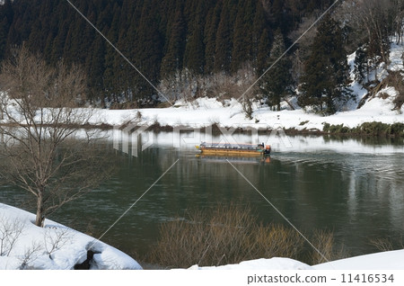 Mogami River boat descent in winter 11416534