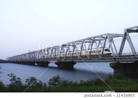 Kintetsu Urban Liner穿越Nagaragawa河 11416903