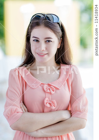 Portrait of a young attractive woman Portrait of a young attractive woman 11418934